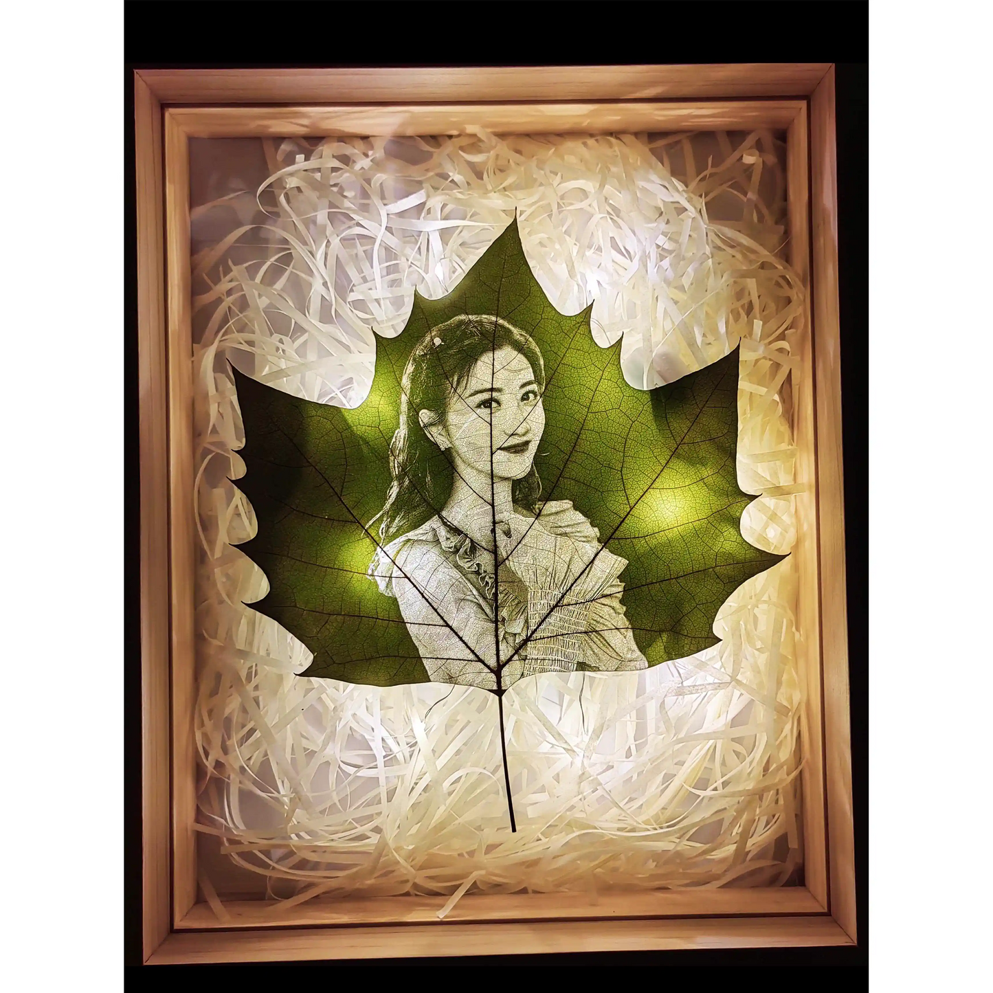 Sycamore Leaf Carving Art - Suitable for 1-3 people photo, gift box packaging, display as a night light with LED light frame