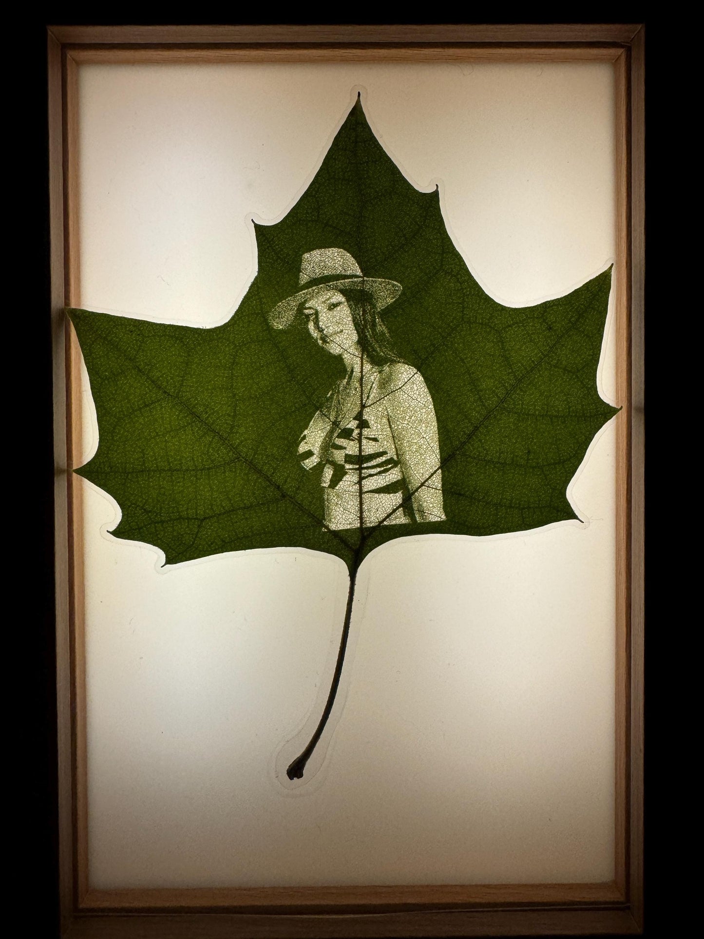 Sycamore Leaf Carving Art - Suitable for 1-3 people photo, gift box packaging, display as a night light with LED light frame